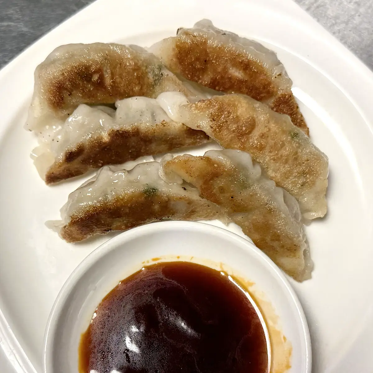 pan-fried pork dumplings 6pc 猪肉锅贴